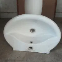 روشویی پایه دار سالم وتمیز