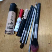 تعدادی وسایل میکاپ