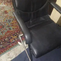 یکعدد صندلی  ثابت وکارکرده