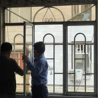 فروش ۳ عدد پنجره و شیشه دودی و میله پرده سالم باهم