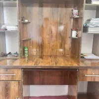 قفسه کتاب و میز کامپیوتر