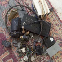 فروشی وسایل داخل عکس
