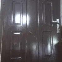 در ورودی چوبی چشمی دار