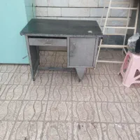 یک عدد میز کار سنگین وزن کاملا سالم برای فروش