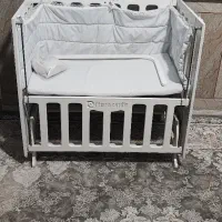 تخت نوزاد کنار مادر