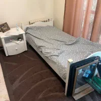 تخت خواب یک نفره همراه با پاتختی و تشک