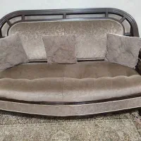 مبلمان هفت نفره کارکرده ولی تمیز همراه میز وسط