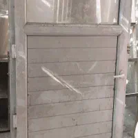 یک عدد درب پی وی سی، سالم و بدون شکستگی،