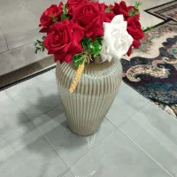 گل همراه با گلدان شیک