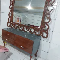 آینه به همراه میز زیر که چهار کشو ی هست