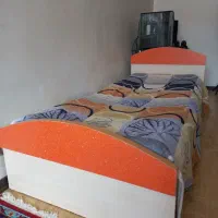 تخت نوجوان زیبا