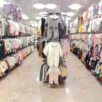 فروشنده خانم و آقا برای پوشاک نوزاد