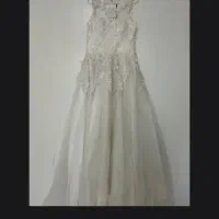 لباس عروس گیپور و نگین کار شده . به دلیل مهاجرت