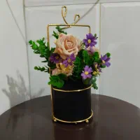 گل دکوری مصنوعی با استند فلزی طلایی