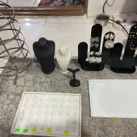 تعدادبالا استندگوشواره و انگشتر به قیمت‌بسیارمناسب