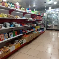 فروشنده و چیدمان سوپرمارکت