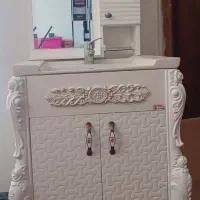 روشویی و کمد روشویی همراه با آینه در حد نو تمیز