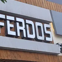 به یک نفر دستیار عکاس در آتلیه کودک