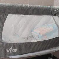 تخت کنار مادر