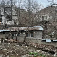 زمین-اغشت-با-بنای-قدیمی