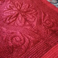 لحاف مخمل قرمز