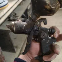 تعدادی پیستوله رنگ پاشی دریل و ماشین پوست