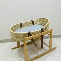 تخت کنار مادر