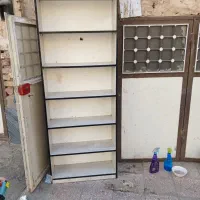 یک عدد میز پیشخوان و ۵ عدد قفسه mdfو یک کره گیر|فروشگاه و مغازه|قم, علی آباد سعدگان|دیوار
