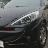 راننده در اختیار با خودرو