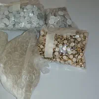 تعدادی دکمه، زیپ، خرجکار، لایه پرشین ، یقه آماده