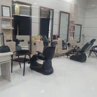 کلیه لوازم آرایشگاه ب علت جابجایی ب فروش میرسد