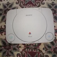 پی اس یک به همراه سه دسته