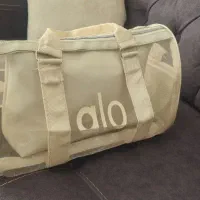 ساک ورزشی/برند alo/رنگ کِرِم