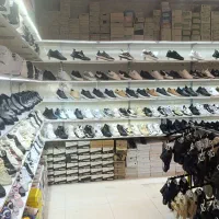 فروشنده ماهر در کفش فروشی