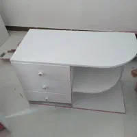 یک میز  کنار تخت