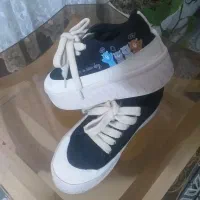 یک جفت کفش اسپورت سایز ۳۷ نو