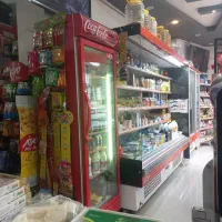 به یک فروشنده در هایپر در شیفت شب تاصبح