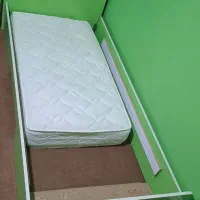 تخت نوجوان با تشک کودک ی گهواره نوزادی هم داره