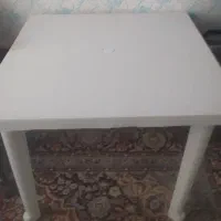 میز پلاستیکی