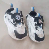 یک جفت کفش بچگانه سایز 23