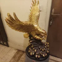 مجسمه عقاب طلایی (شکوه پرواز) به همراه میز کنسول