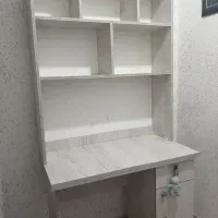 میزتحریر و کتابخانه