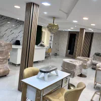 همکاری در لاین ناخن و مژه و شنیون در سالن زیبایی