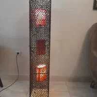 آباژور ایستاده کنار سالنی با فرم آهنی