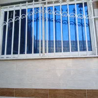 پنجره  در ب خانه