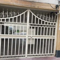 درب حیاط ساختمان
