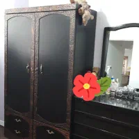 دراور با آینه و کمد ایستاده