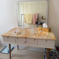 میز ارایش همراه با اینه