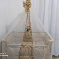 تخت کنار مادر گهواره شو