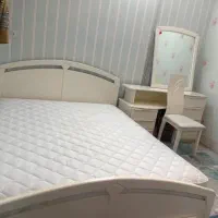 تخت ودراور با آینه ویک صندلی